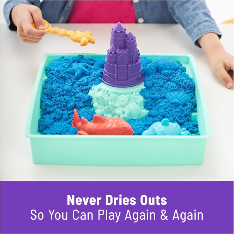 Kinetic Sand Sandbox Set, 1lb Play Sand, Sandbox Storage, 4 Molds and Tools, Sensory Toys