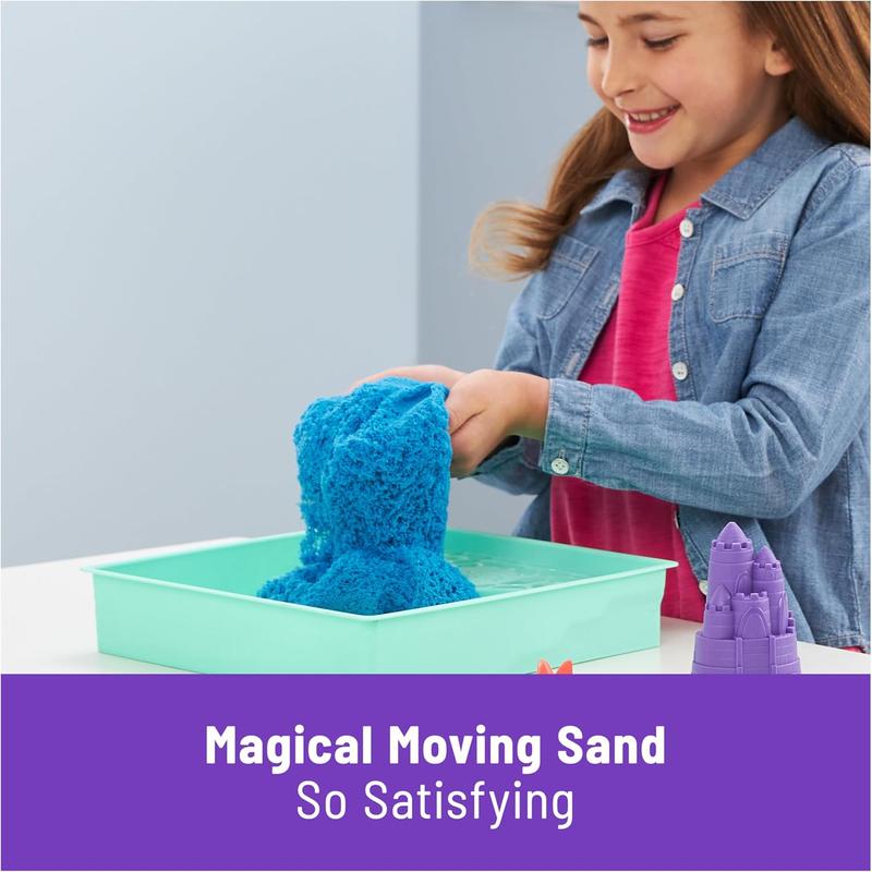 Kinetic Sand Sandbox Set, 1lb Play Sand, Sandbox Storage, 4 Molds and Tools, Sensory Toys