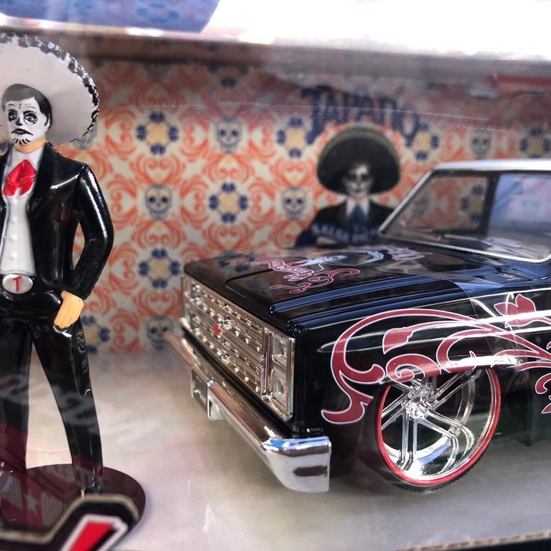 Jada 1:24 Tapatio Day of the Dead (Dia de los Muertos) 1985 Chevrolet C10 & Charro Man Figure Diecast Toy