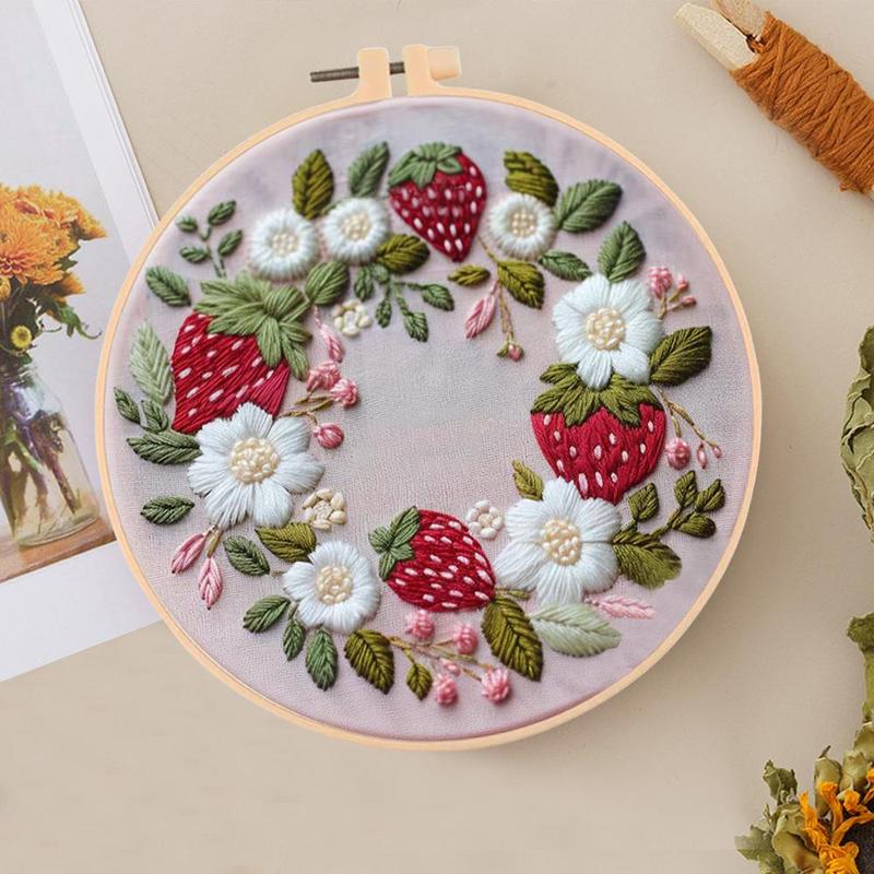 Strawberry Wreath Pattern DIY Embroidery Kit, 1 Set Embroidery with Hoop Suture Practice Kit for Adults, Handmade Unfinished Products Gifts