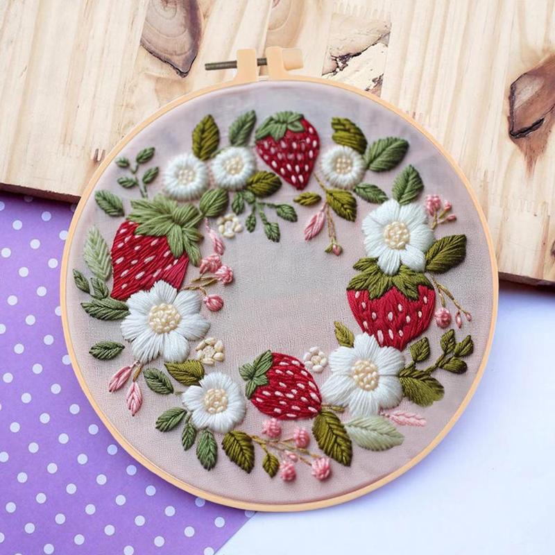 Strawberry Wreath Pattern DIY Embroidery Kit, 1 Set Embroidery with Hoop Suture Practice Kit for Adults, Handmade Unfinished Products Gifts